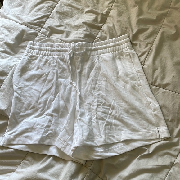 White shorts - Picture 1 of 3